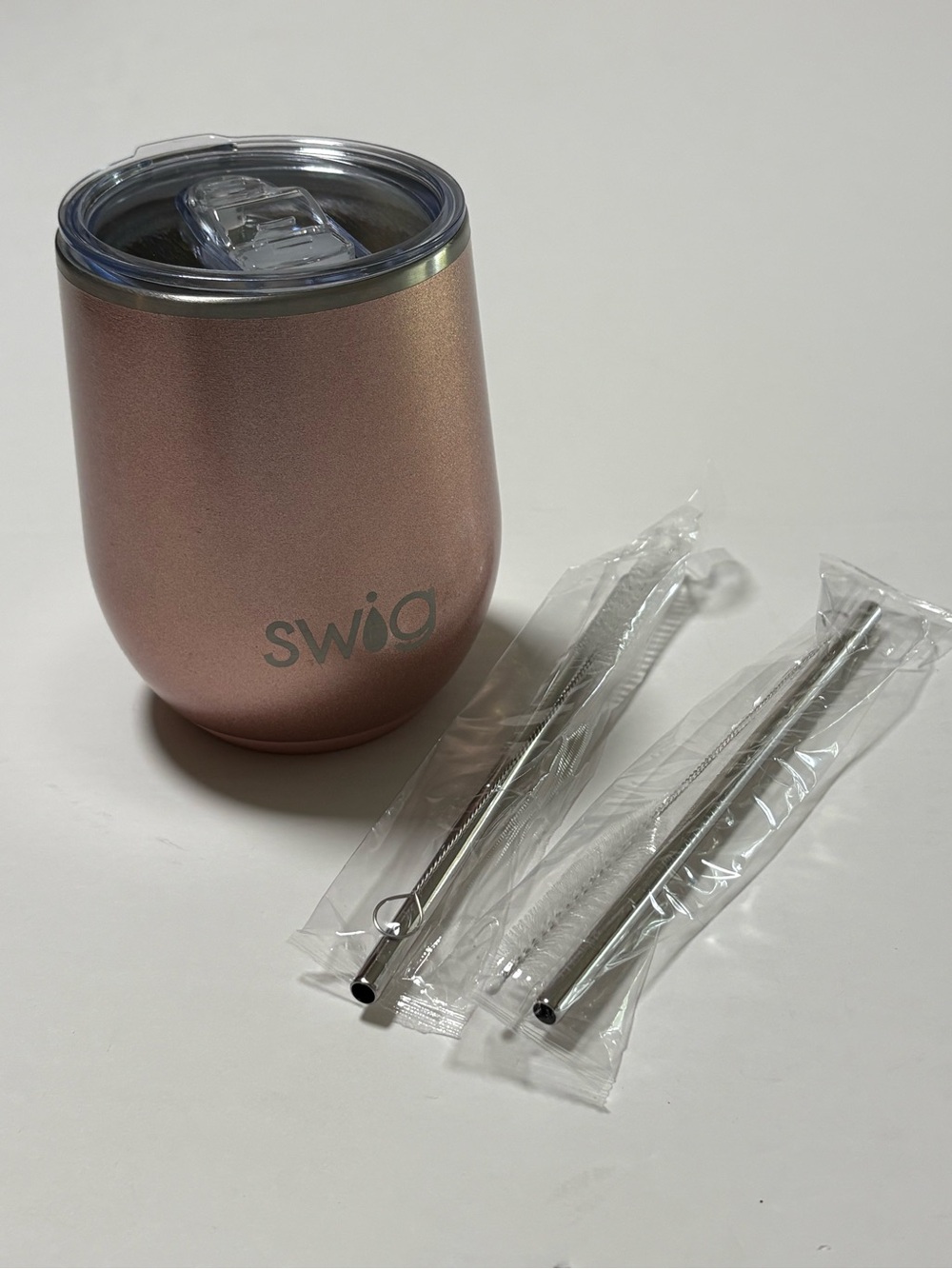 5/$15 Swig Pink Sparkle Wine Cup With Lid, Metal Straws and cleaning brushes